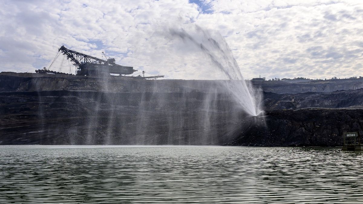 Fotky: Hnědouhelný lom ČSA se napouští. Jezero bude 110 metrů hluboké